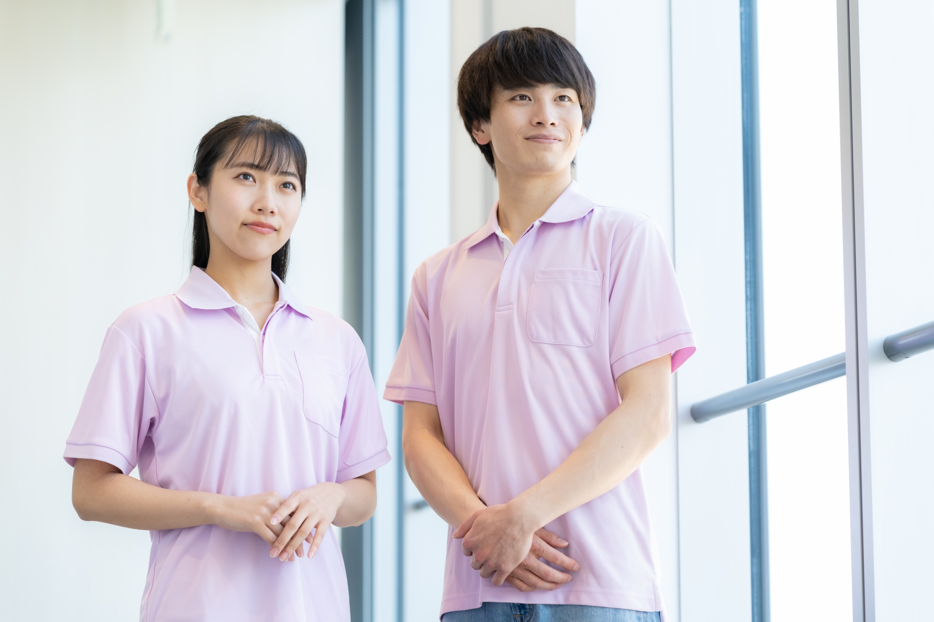 手を前で組む男女の介護職員