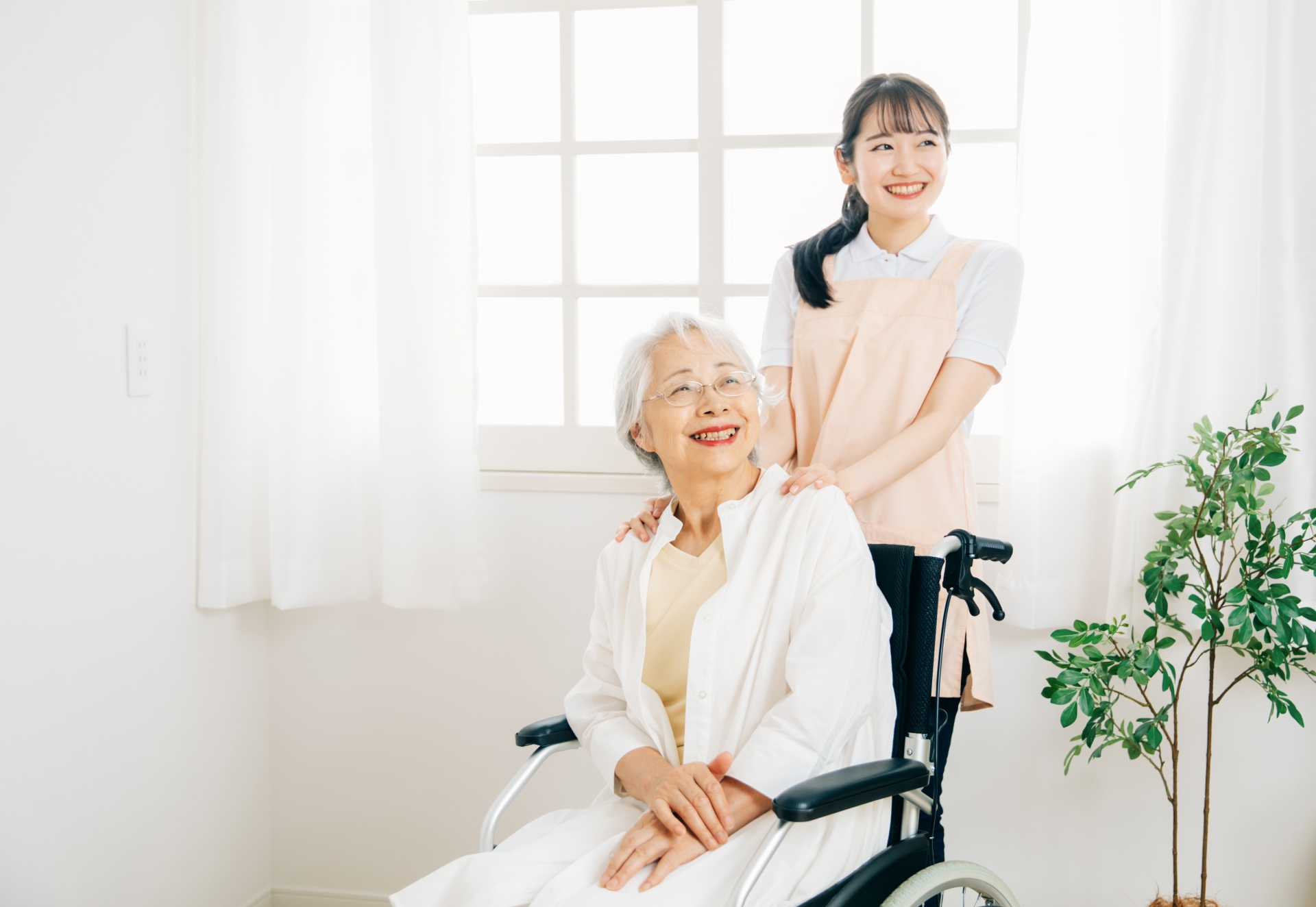 介護士と高齢者女性