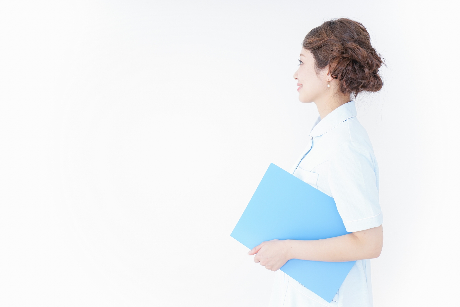 書類を持つ看護師