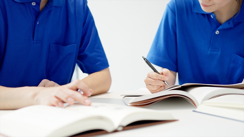 資格の勉強をする介護士