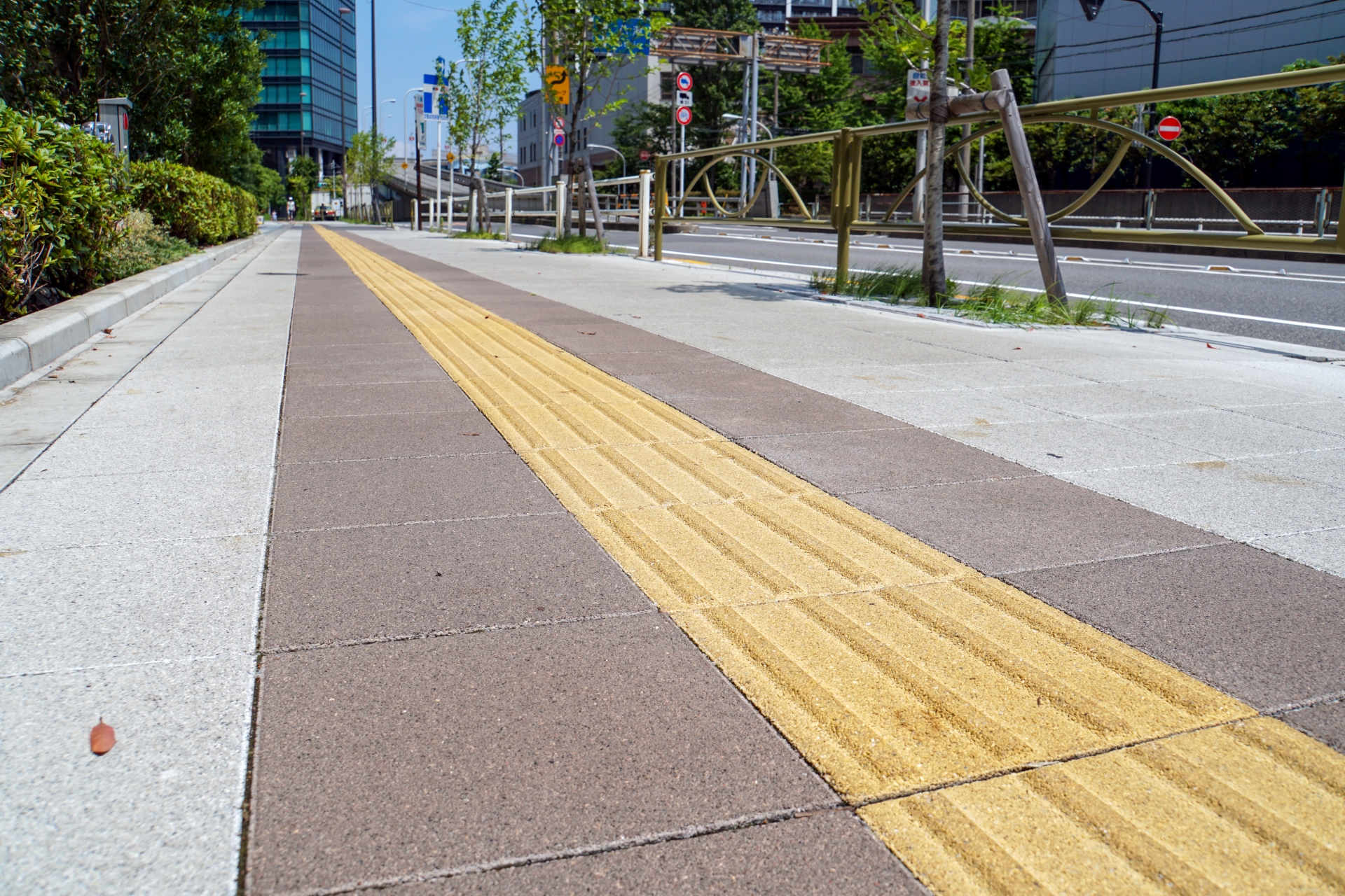 歩道に敷かれた黄色の点字ブロック
