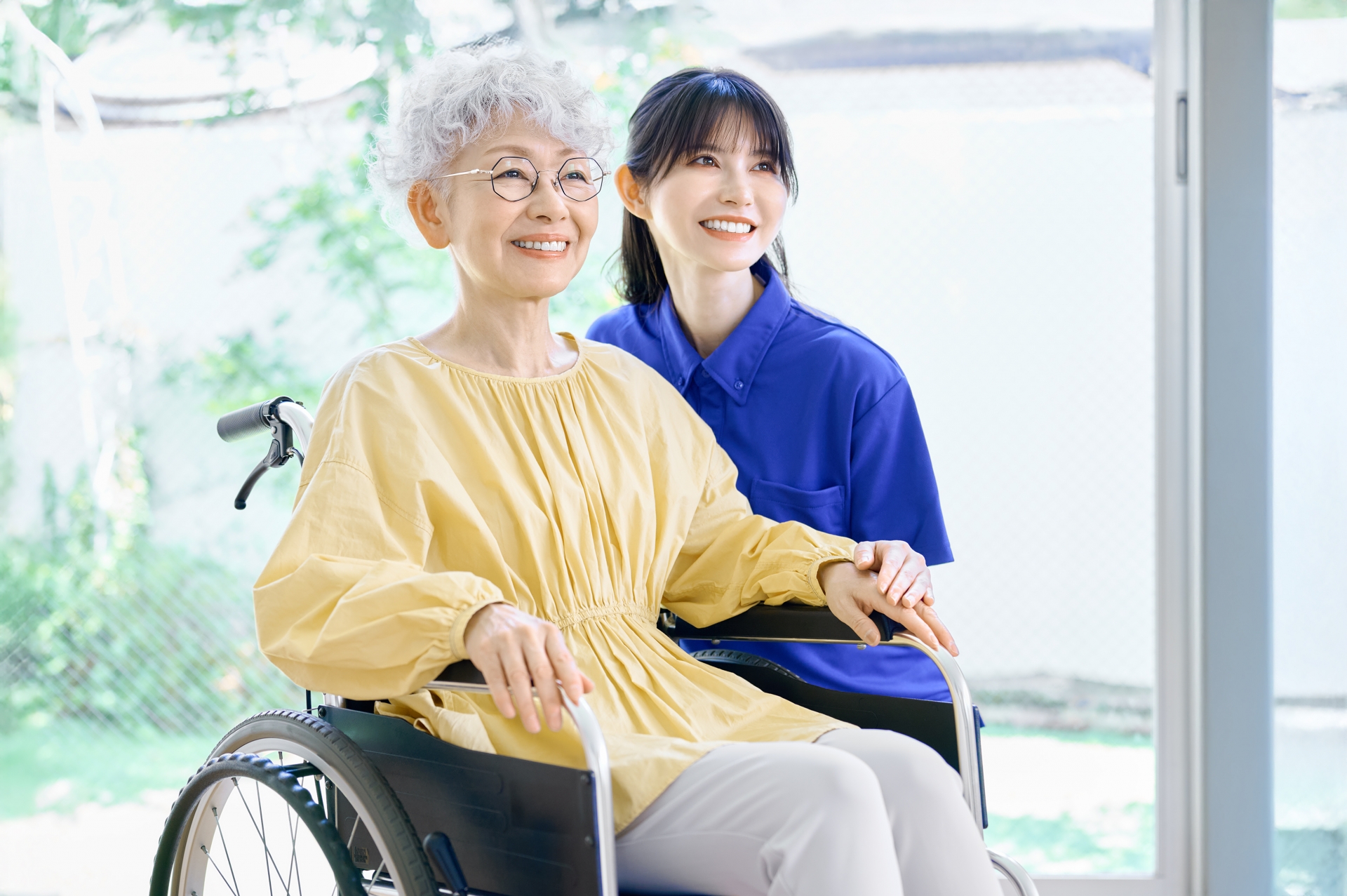 介護士と車椅子の女性　高齢者　在宅