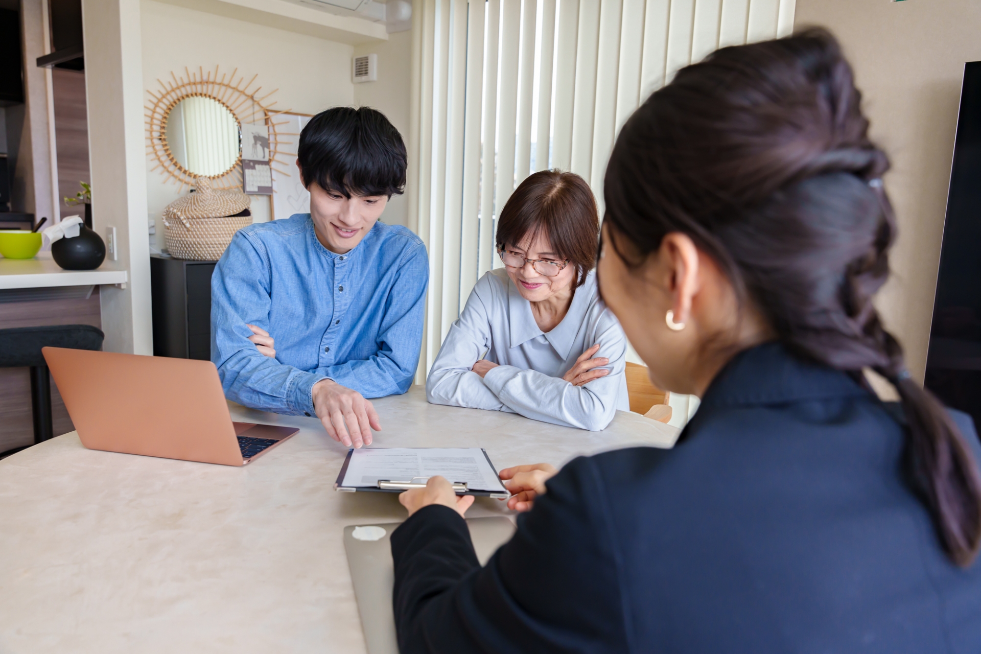 高齢者に契約内容を説明する女性