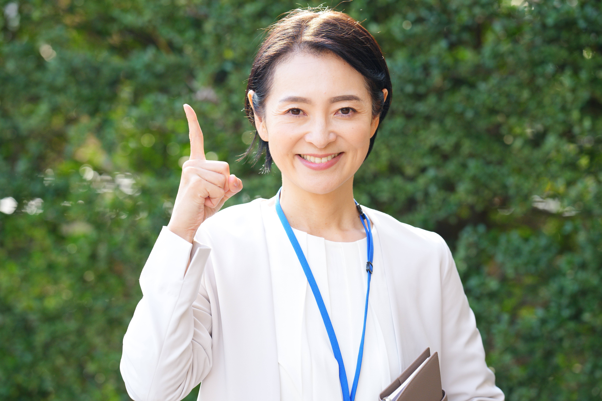 指を立てる女性