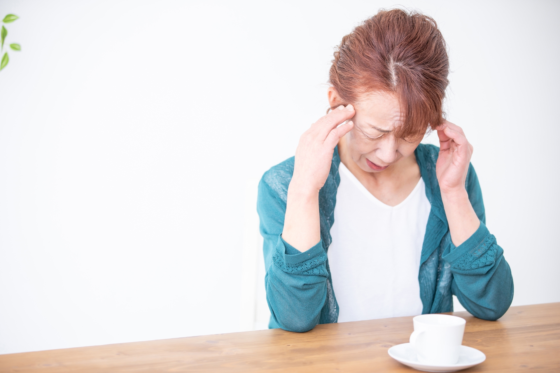 痛がる中高年の女性