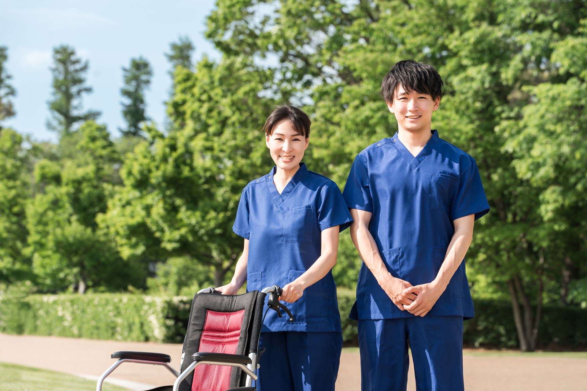 車椅子と男女の介護士