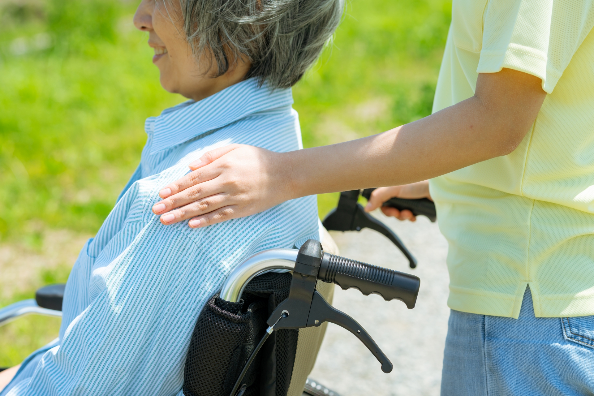 車椅子を押す介護士