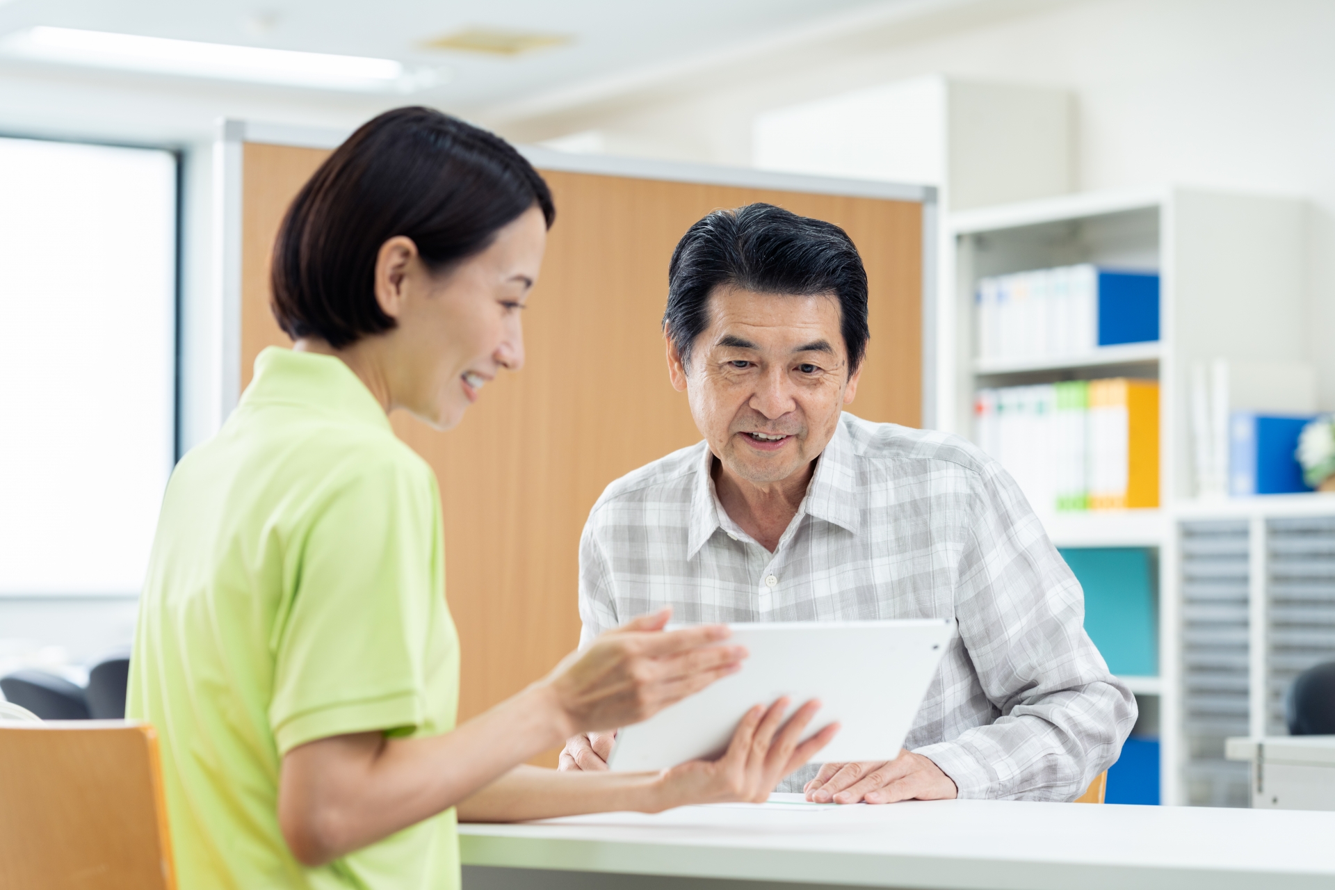 介護の相談をするシニアの男性