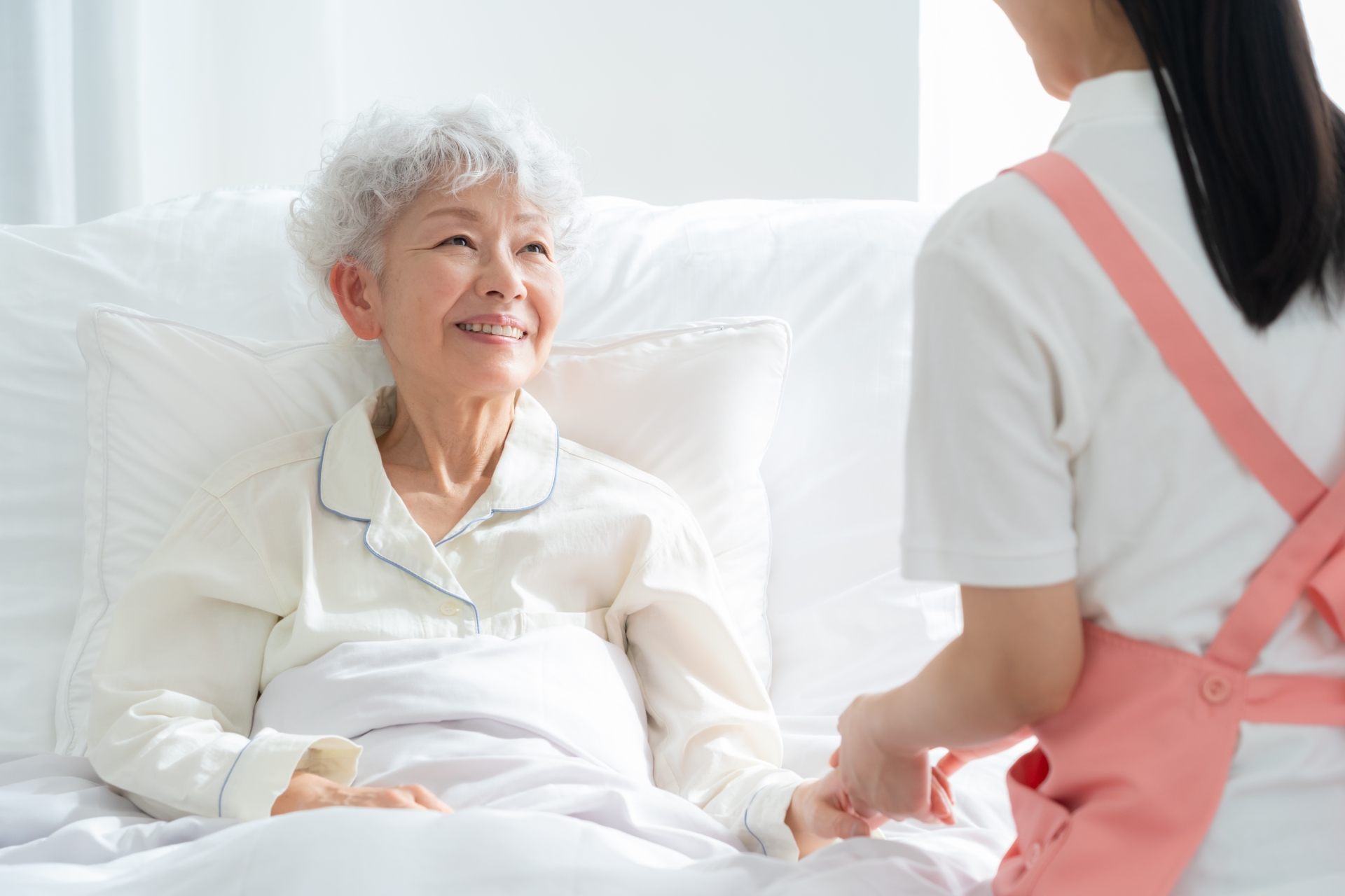 シニア女性を介護をする介護士