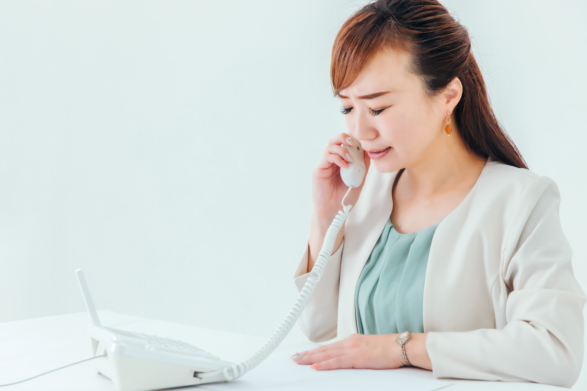 謝罪するビジネスウーマン