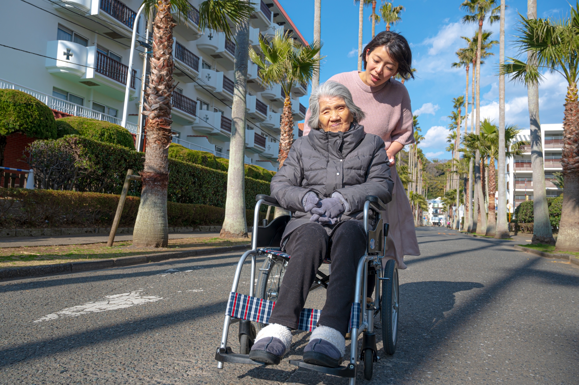 外出する車椅子の女性