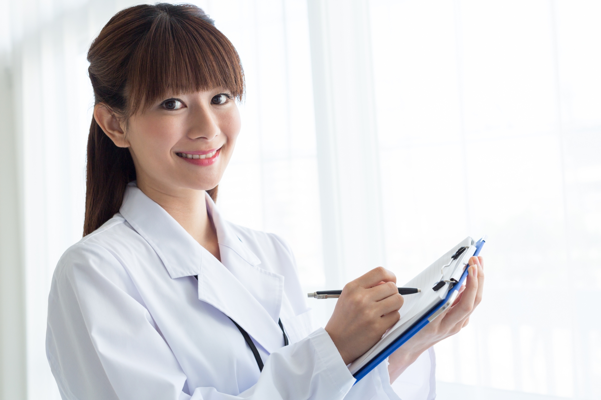 笑顔の女医