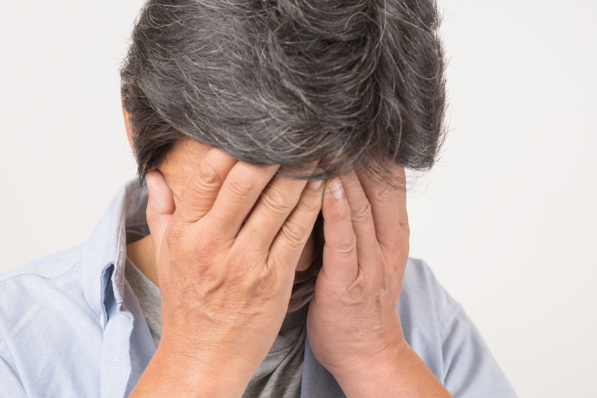 体調不良や悩みのイメージの中年男性