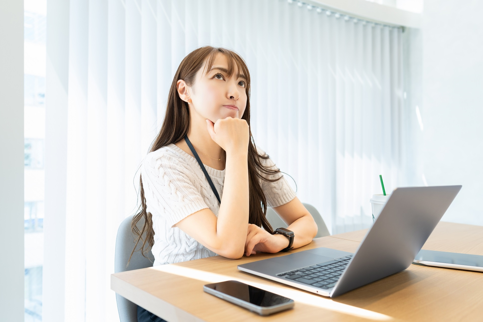 考えごとをする女性