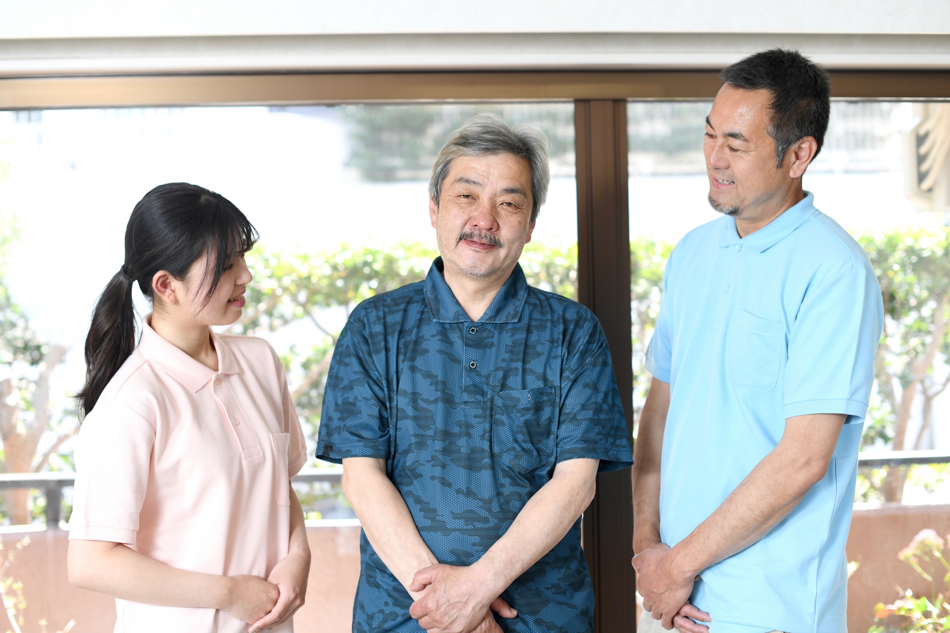 介護士と高齢者