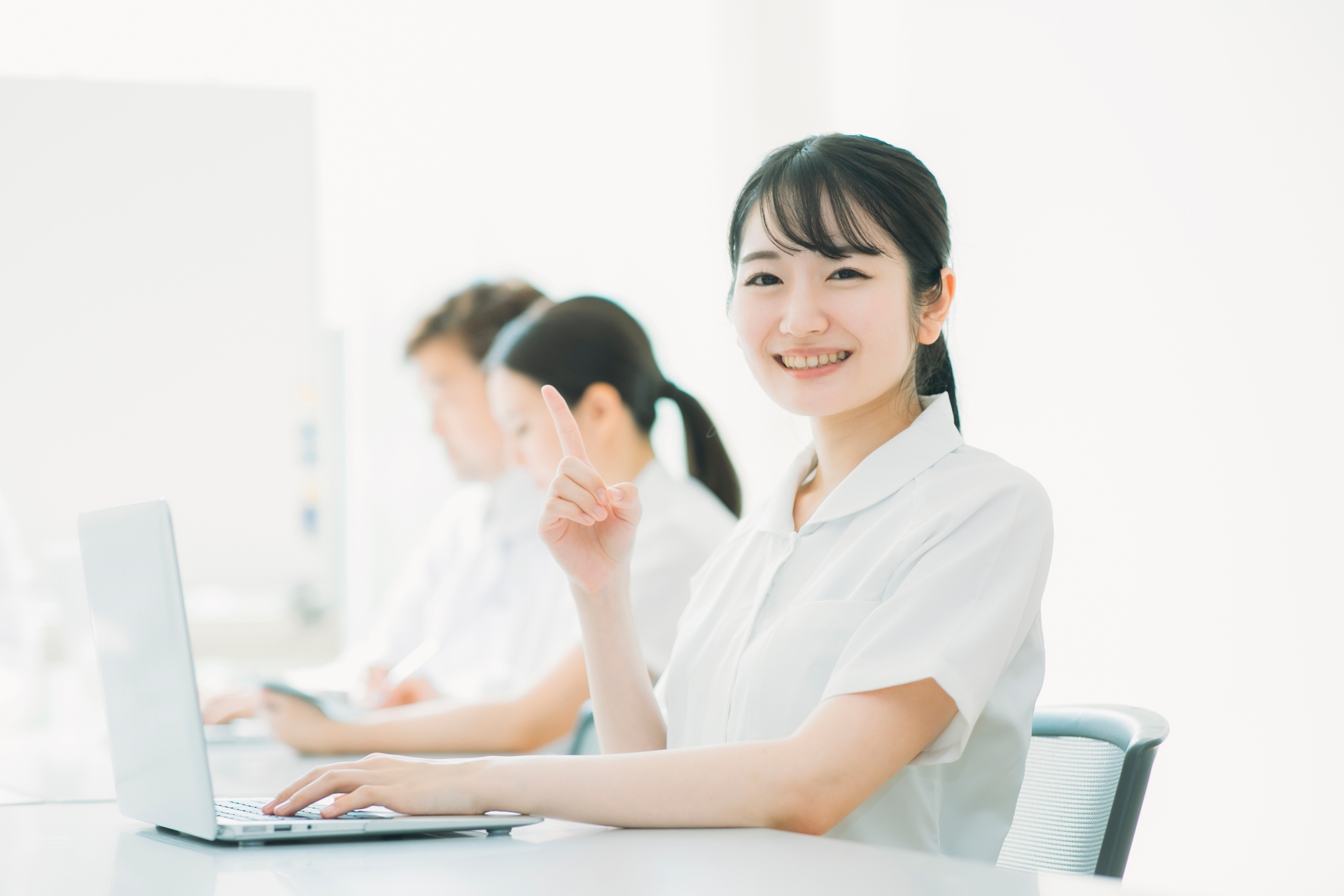 パソコン操作する笑顔の看護師