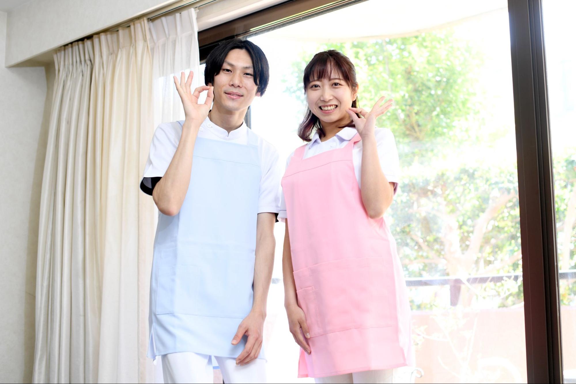 笑顔の男女スタッフ