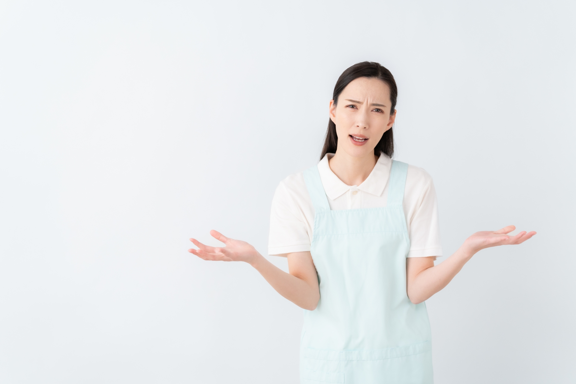 白バックの若い介護士