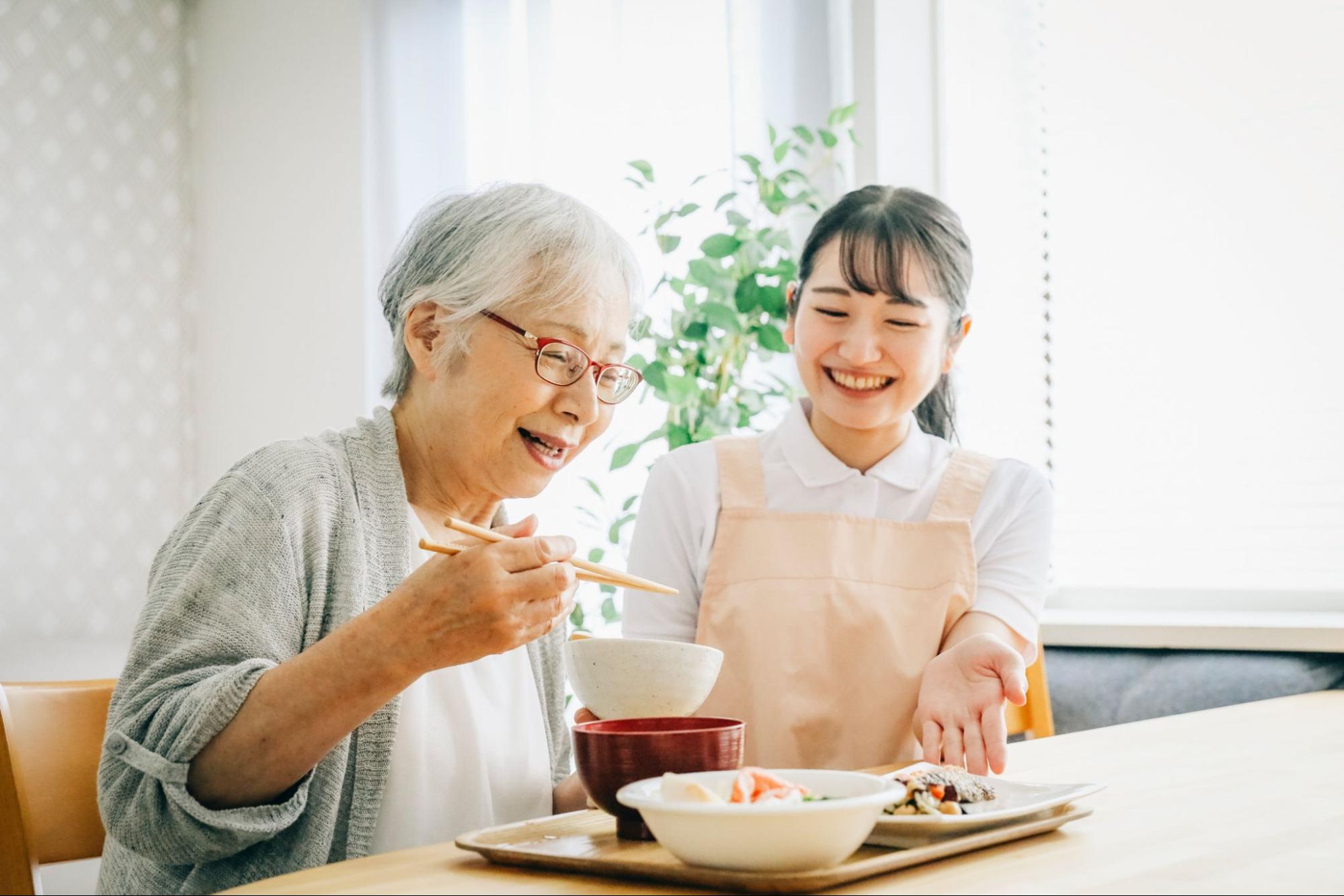 食事介助する女性スタッフ