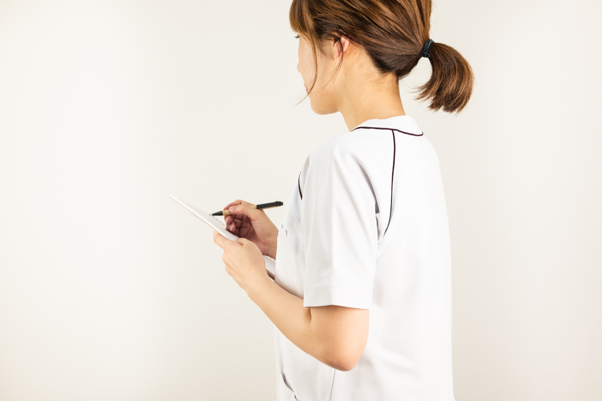 メモを取るスタッフ