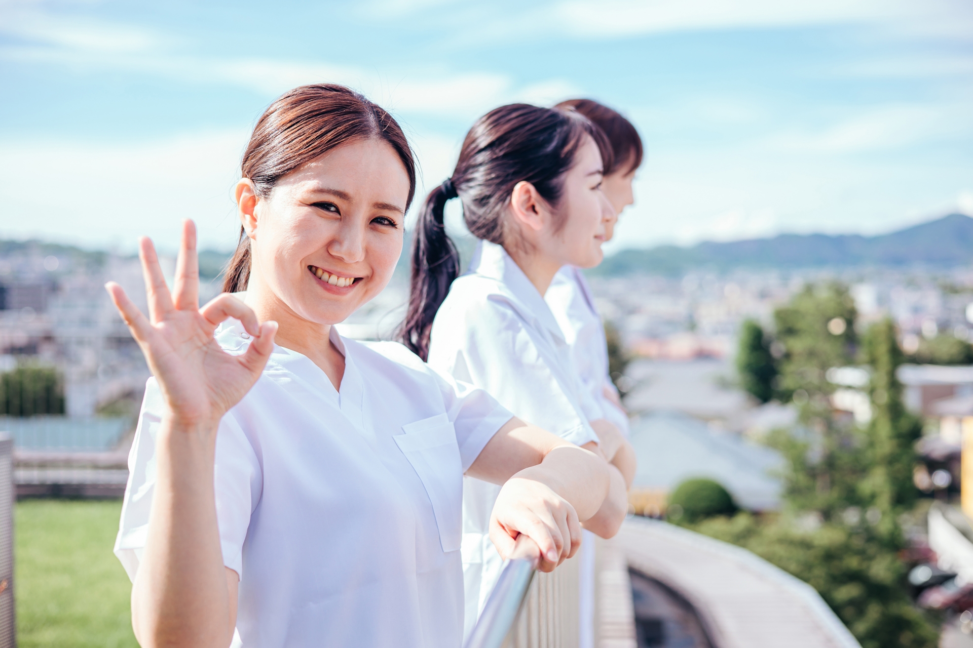 病院の屋上にいる白衣姿の医者と看護師