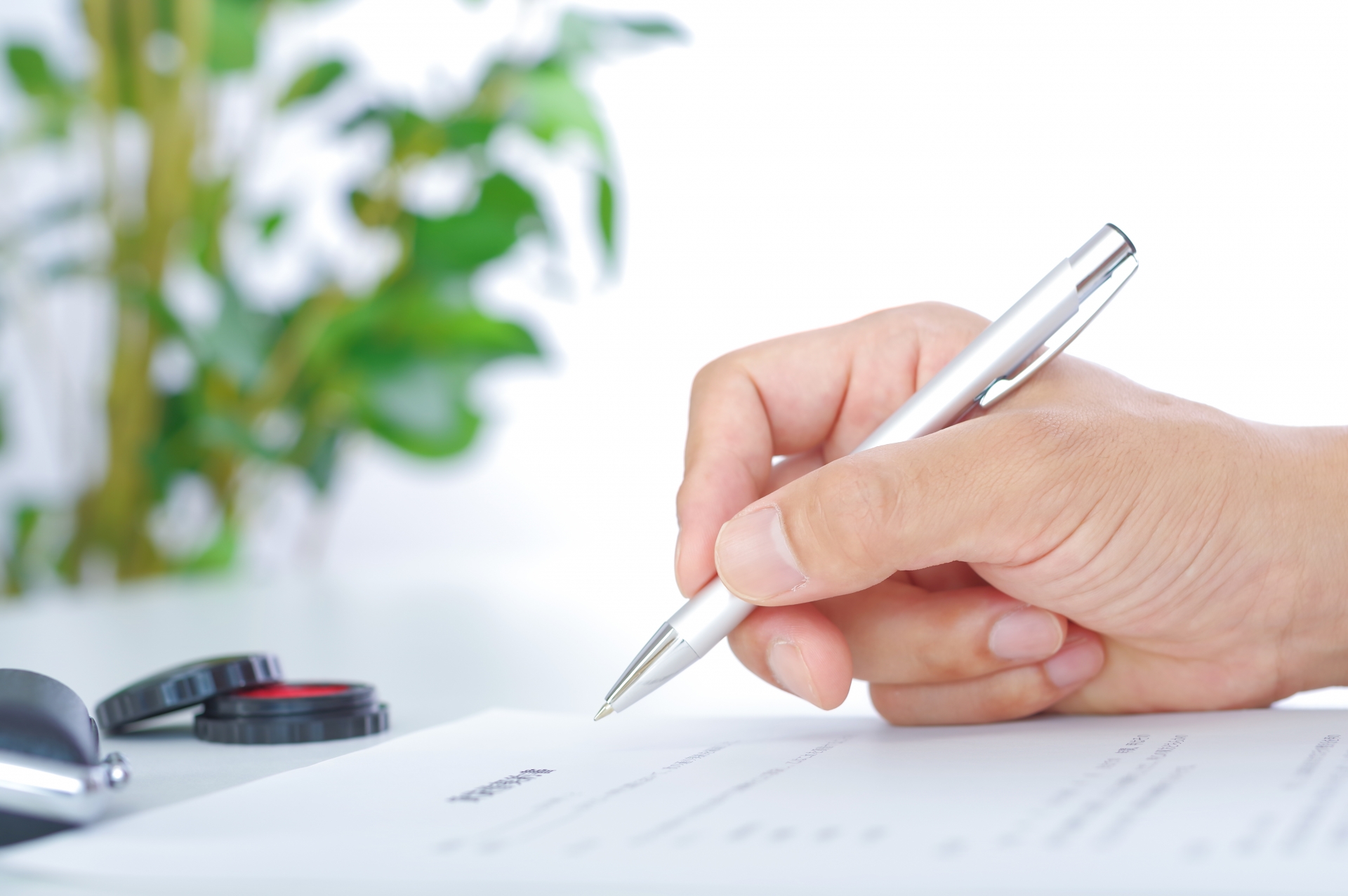 書類にサインをする人