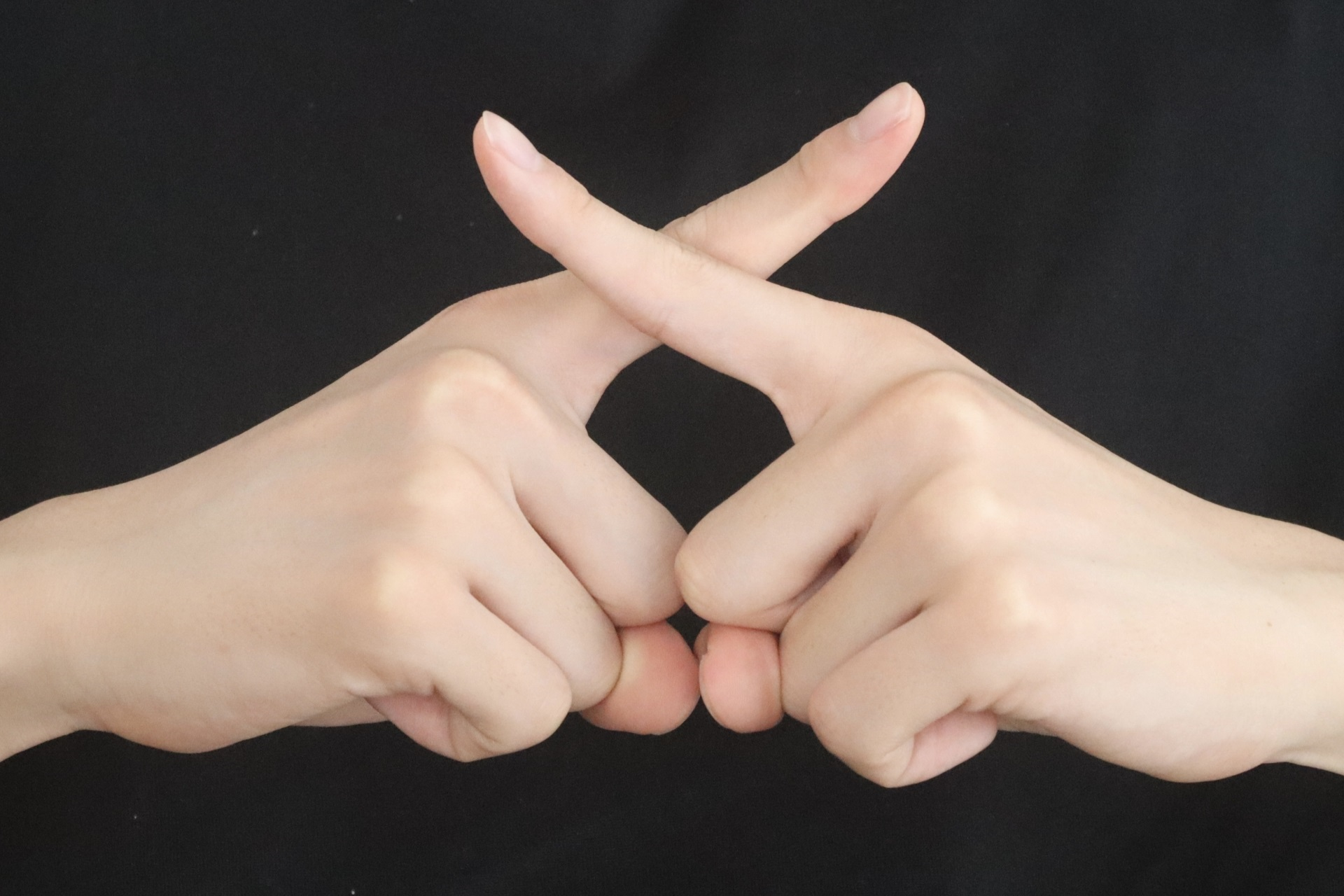 バツポーズの手