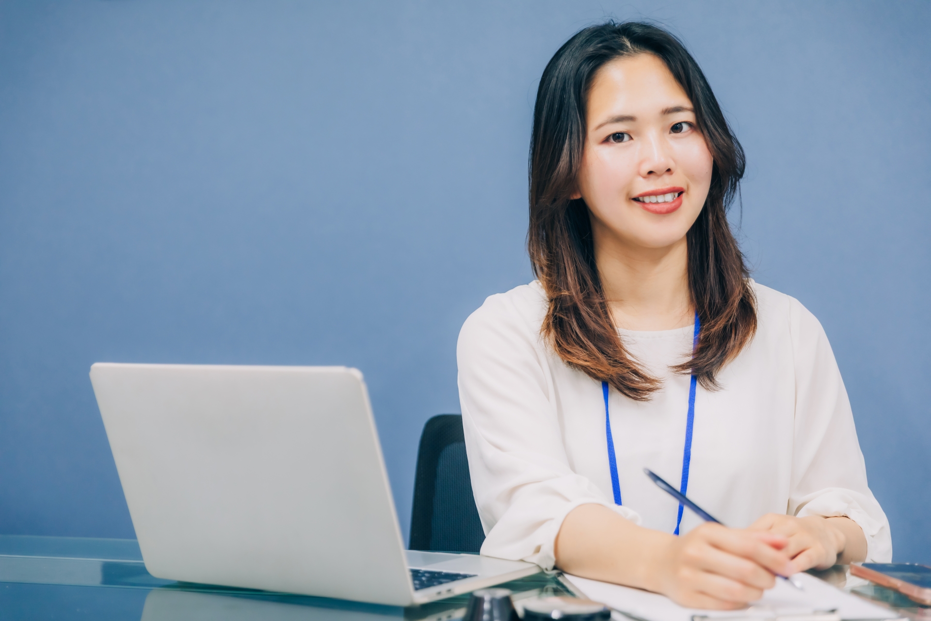 デスクワークをするビジネスウーマン