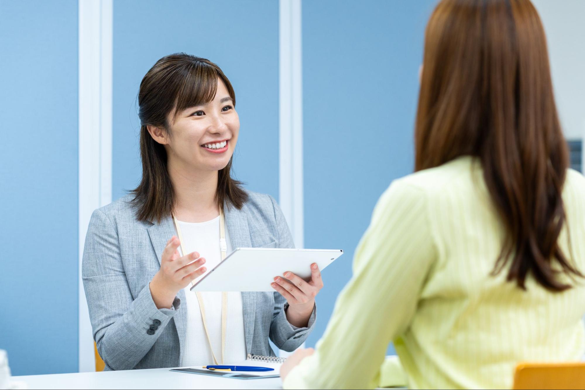 カウンセリングをするビジネスウーマン