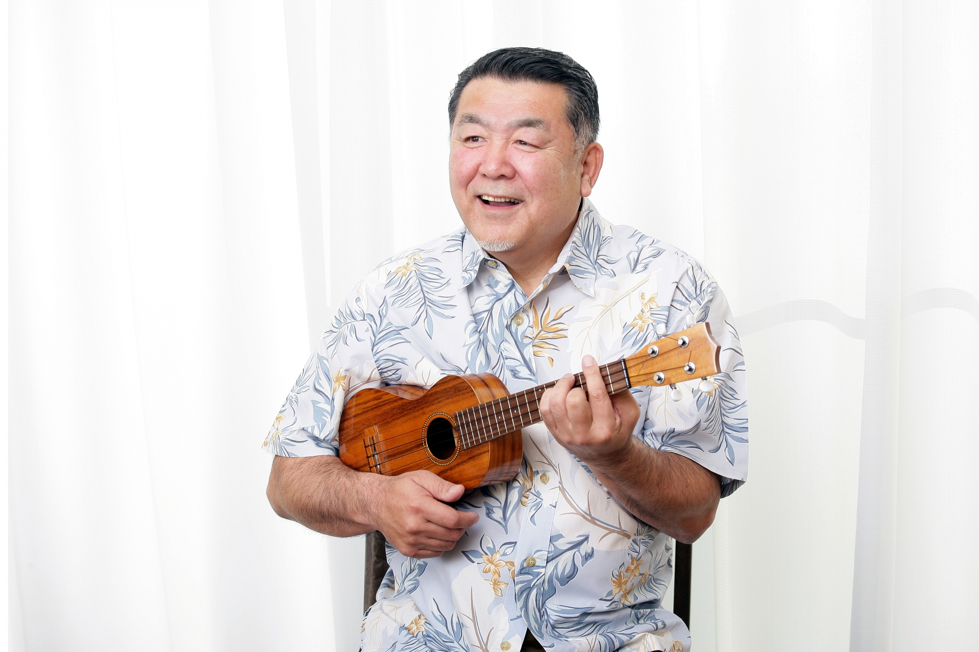 ウクレレ　演奏する男性