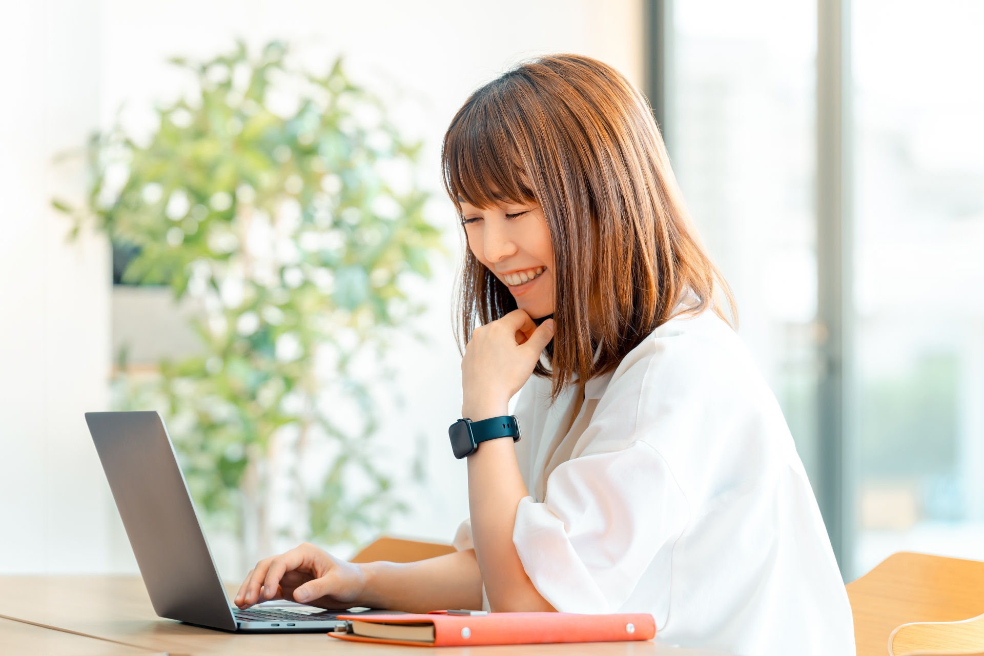 パソコンで仕事をするビジネスウーマン