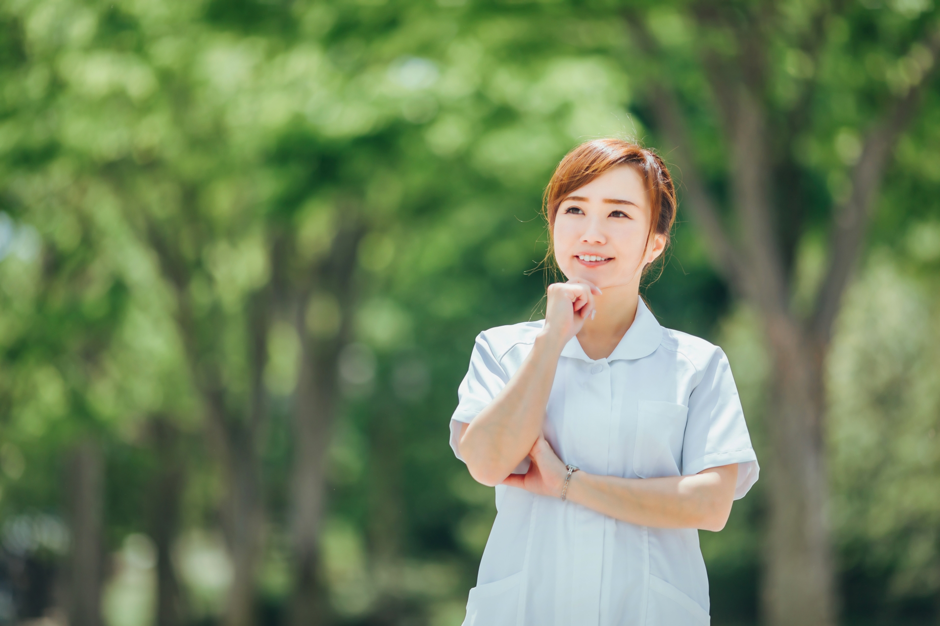 あごに手を当てて考え事をする人