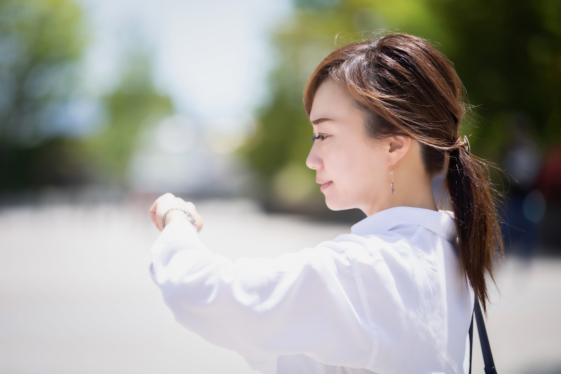 腕時計を見るビジネスウーマン