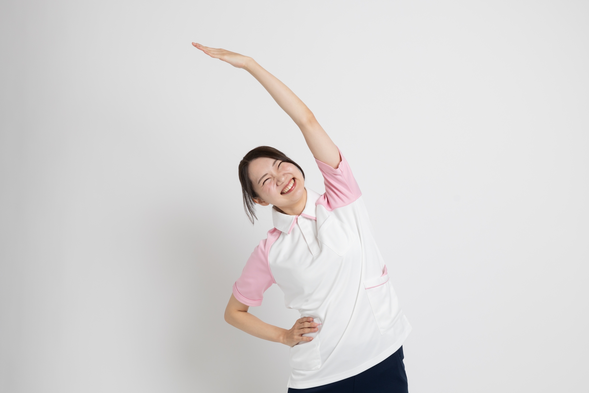 ストレッチをする介護士