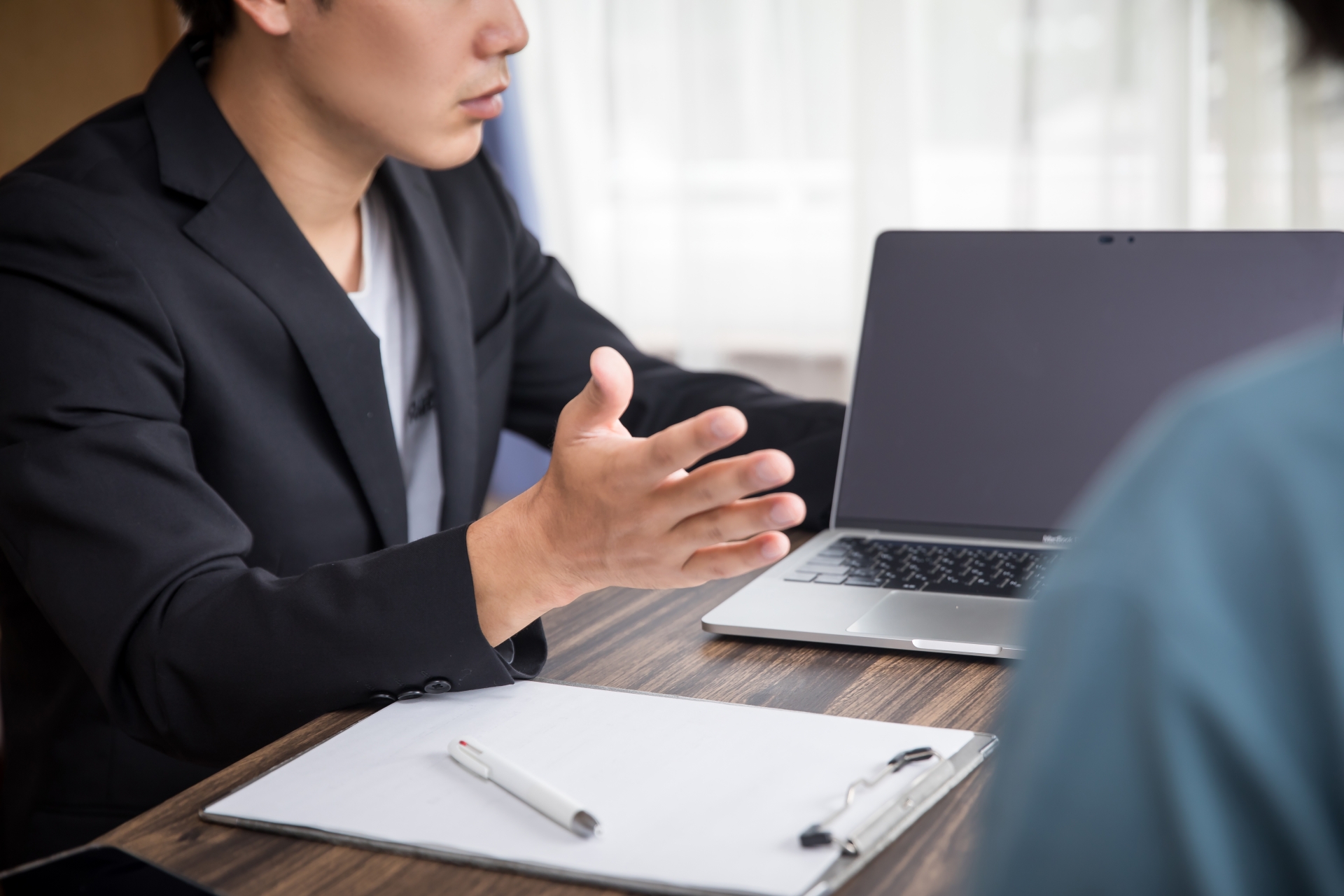 アドバイザーするビジネスマン