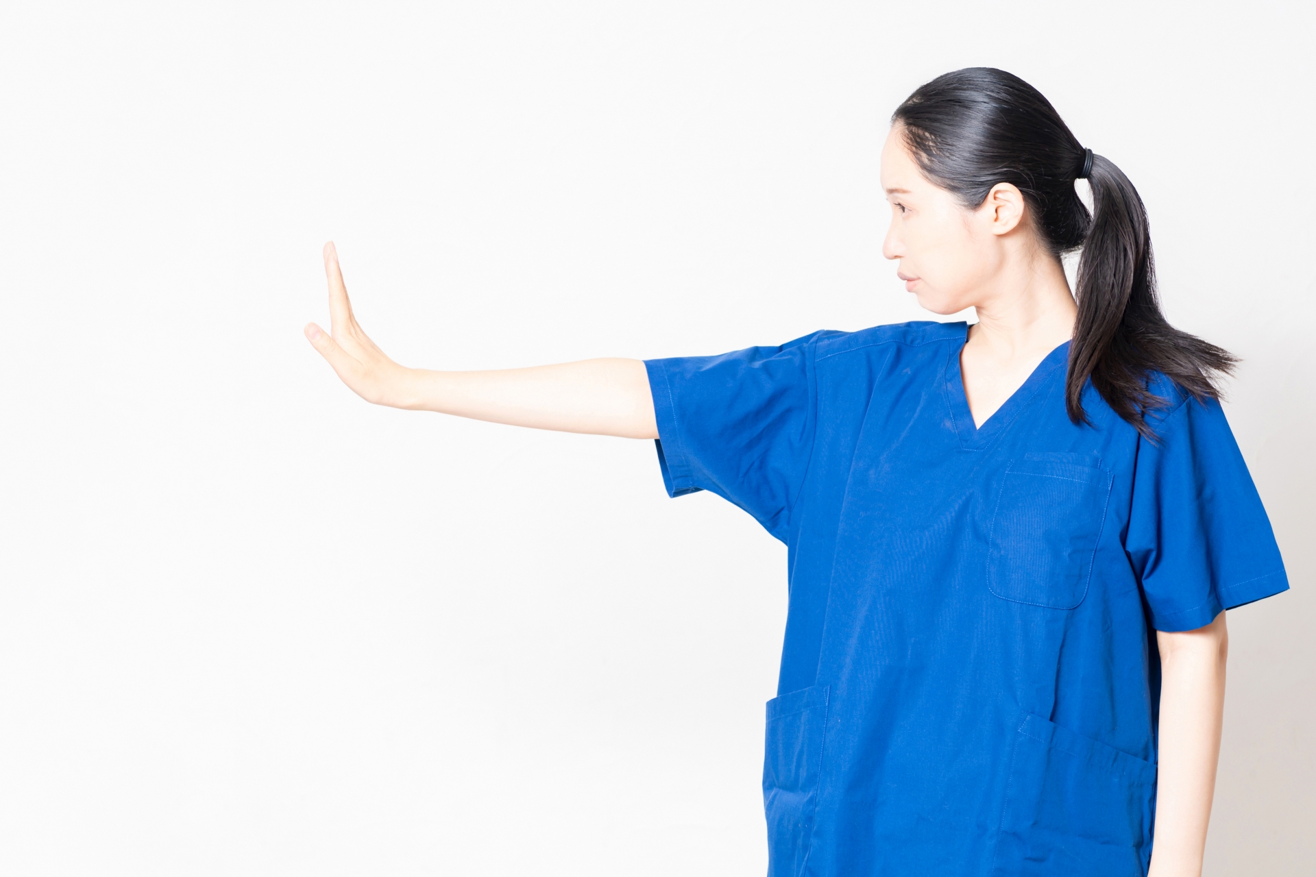 NGのジェスチャーをする医療従事者