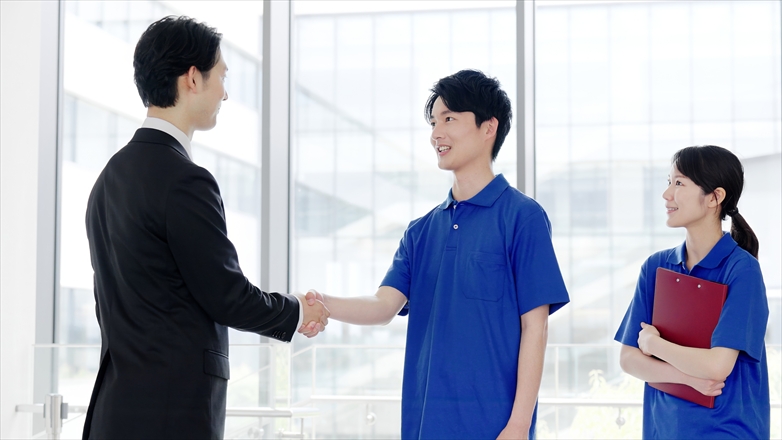 握手をする介護士と福祉用具専門相談員