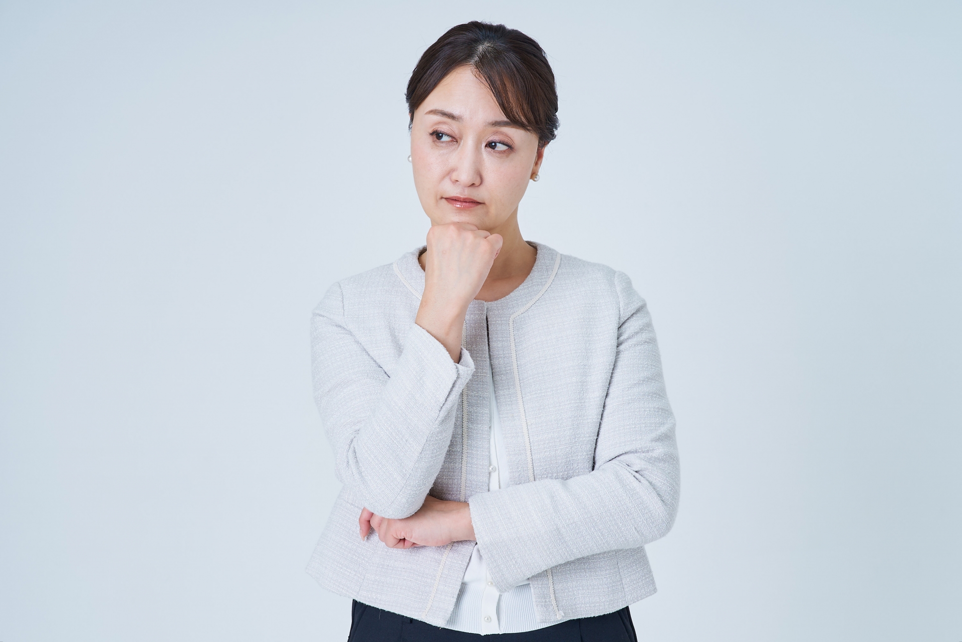 悩むビジネスウーマン