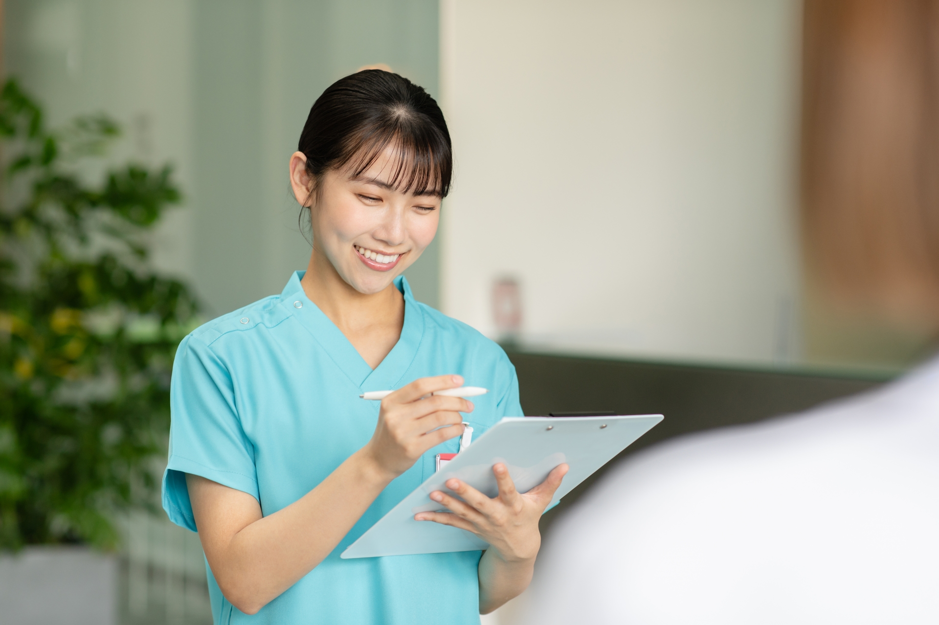 患者を問診する若い女性医師