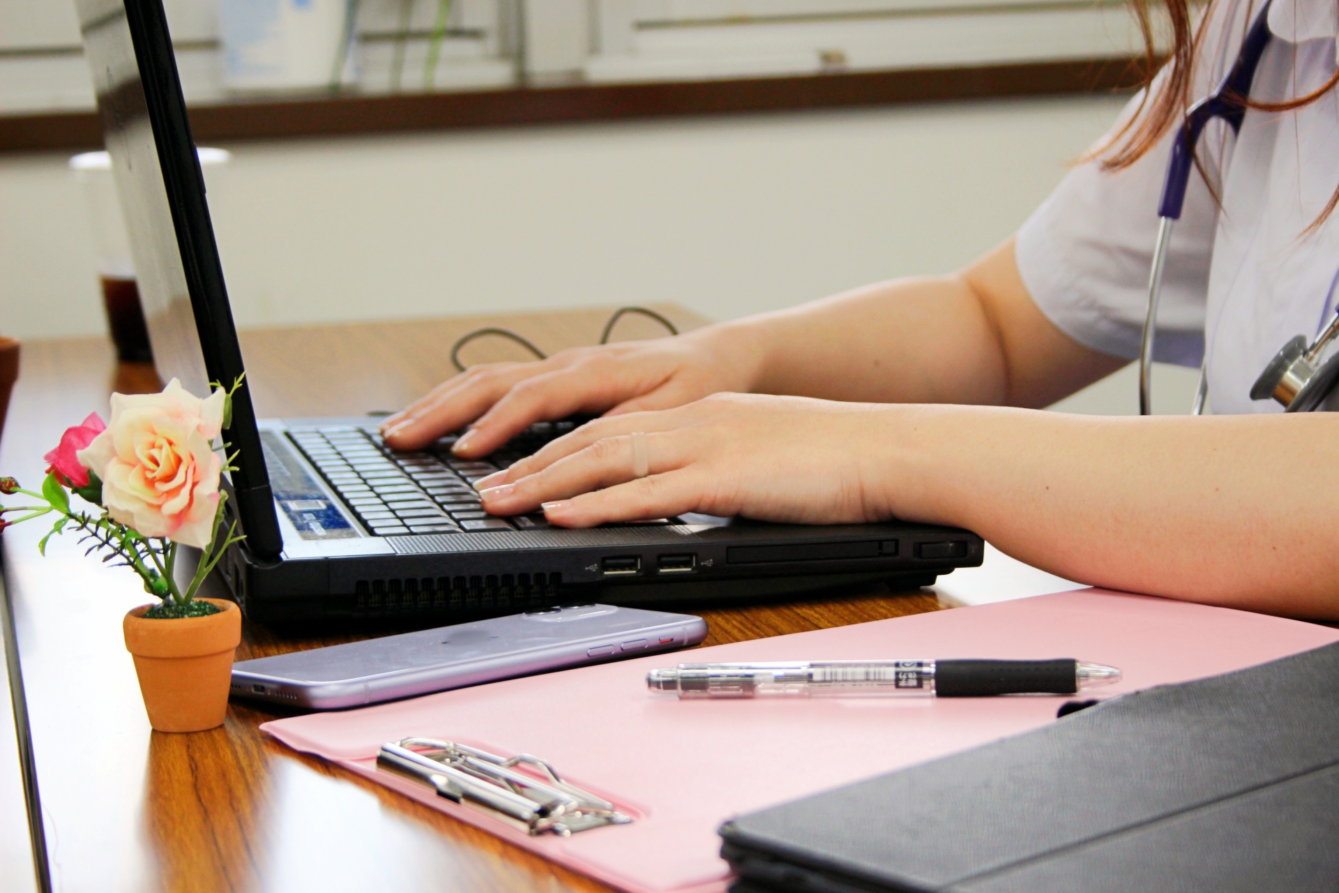 パソコン操作する人の手元