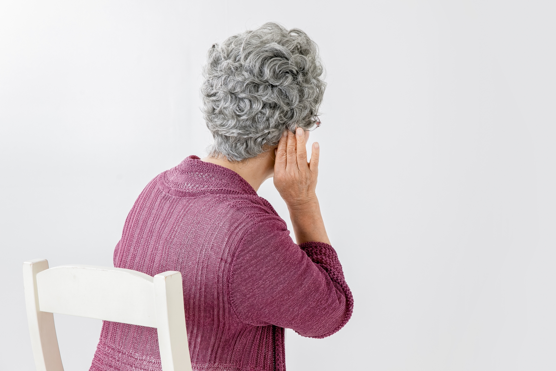 耳が遠い高齢者の後ろ姿