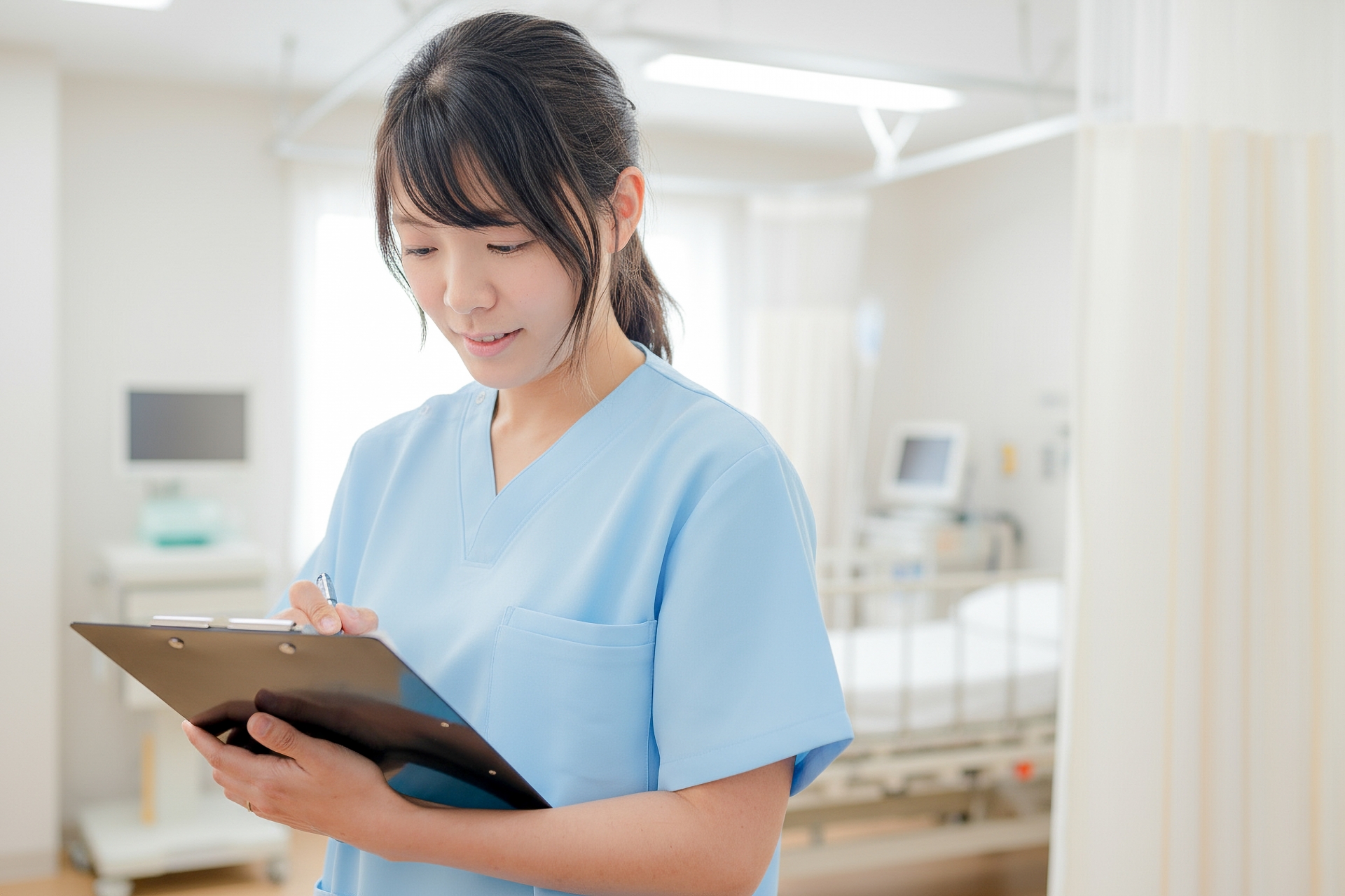 カルテをチェックする医療女性