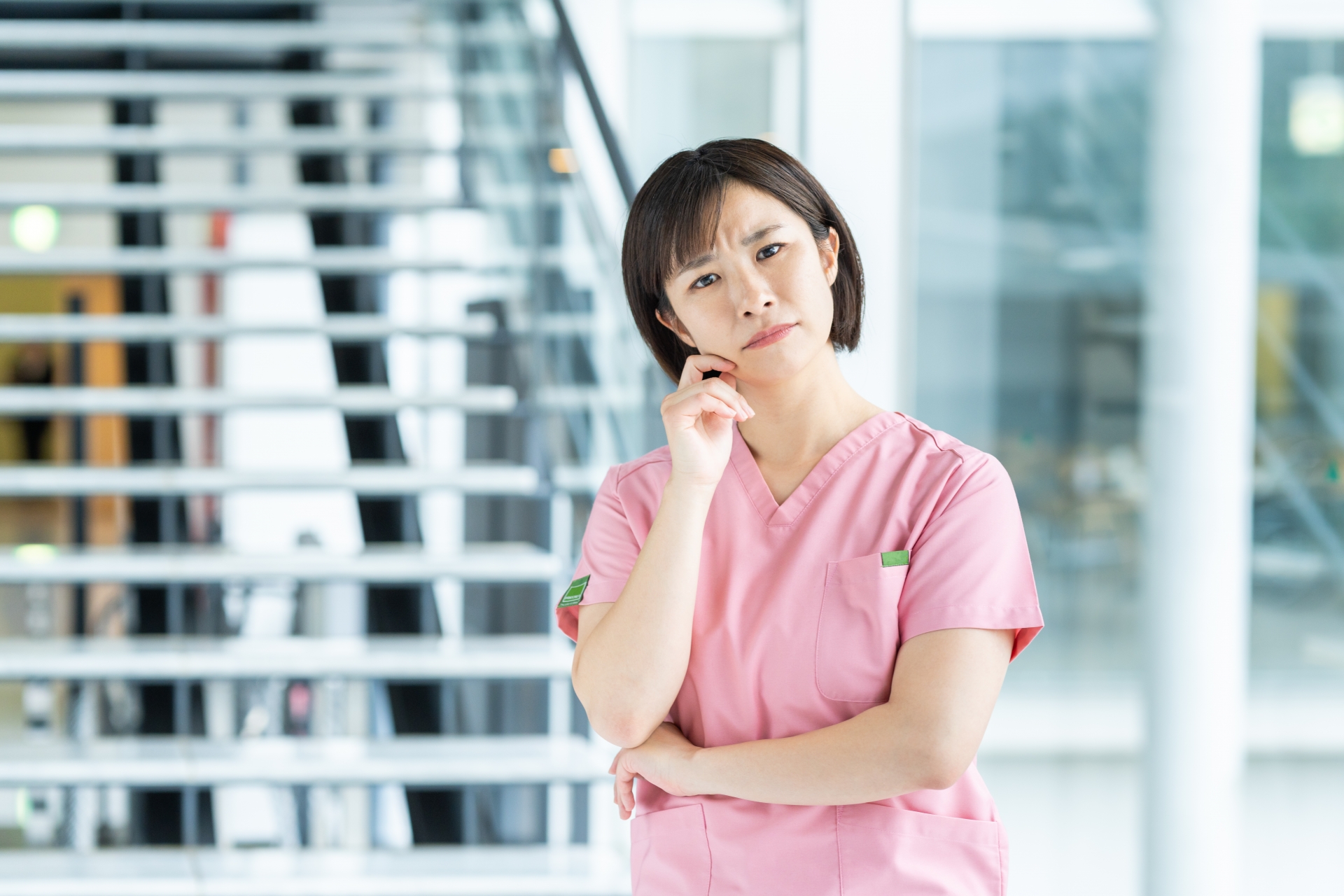 悩む医療従事者