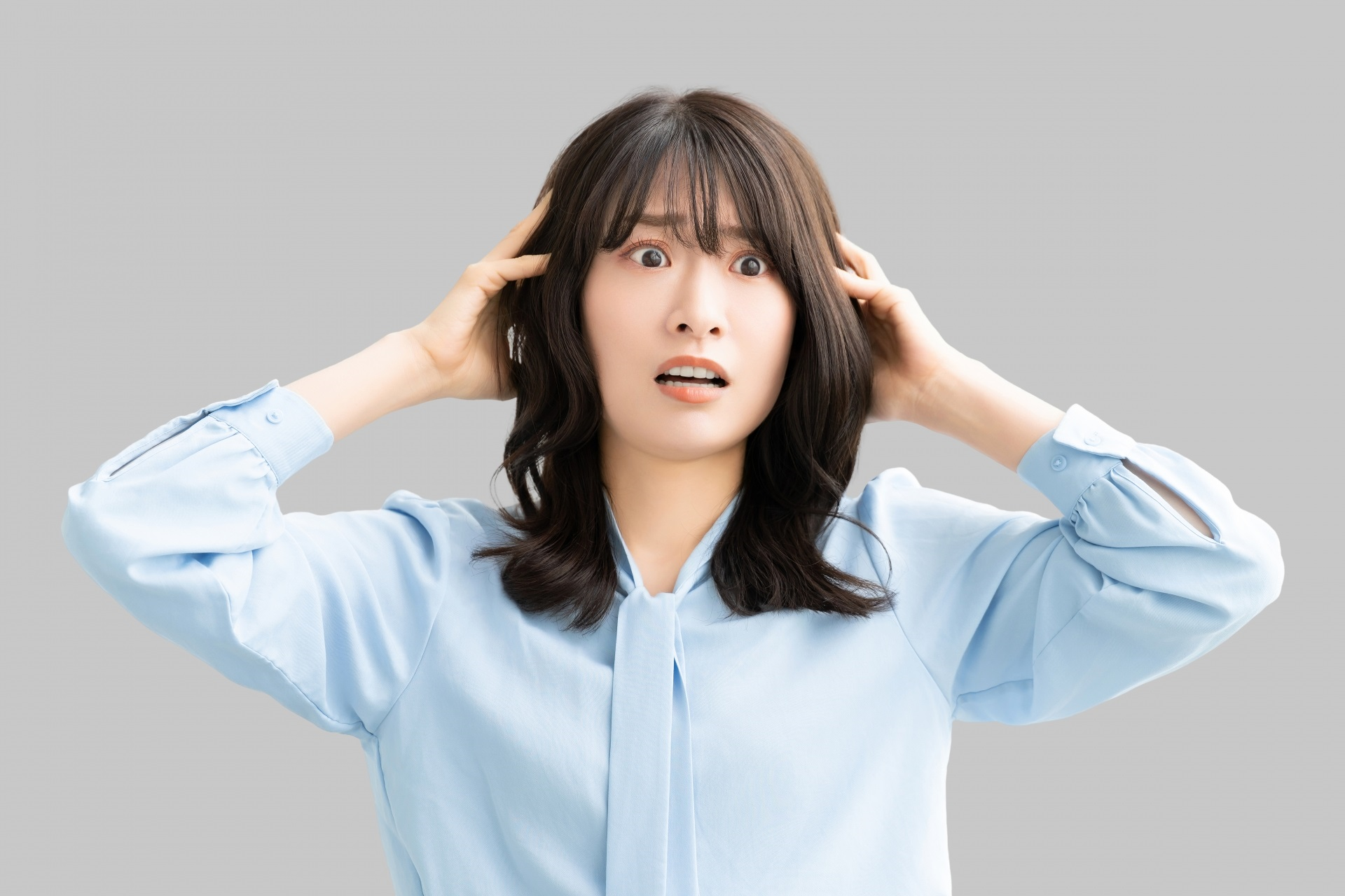 ショックを受ける女性