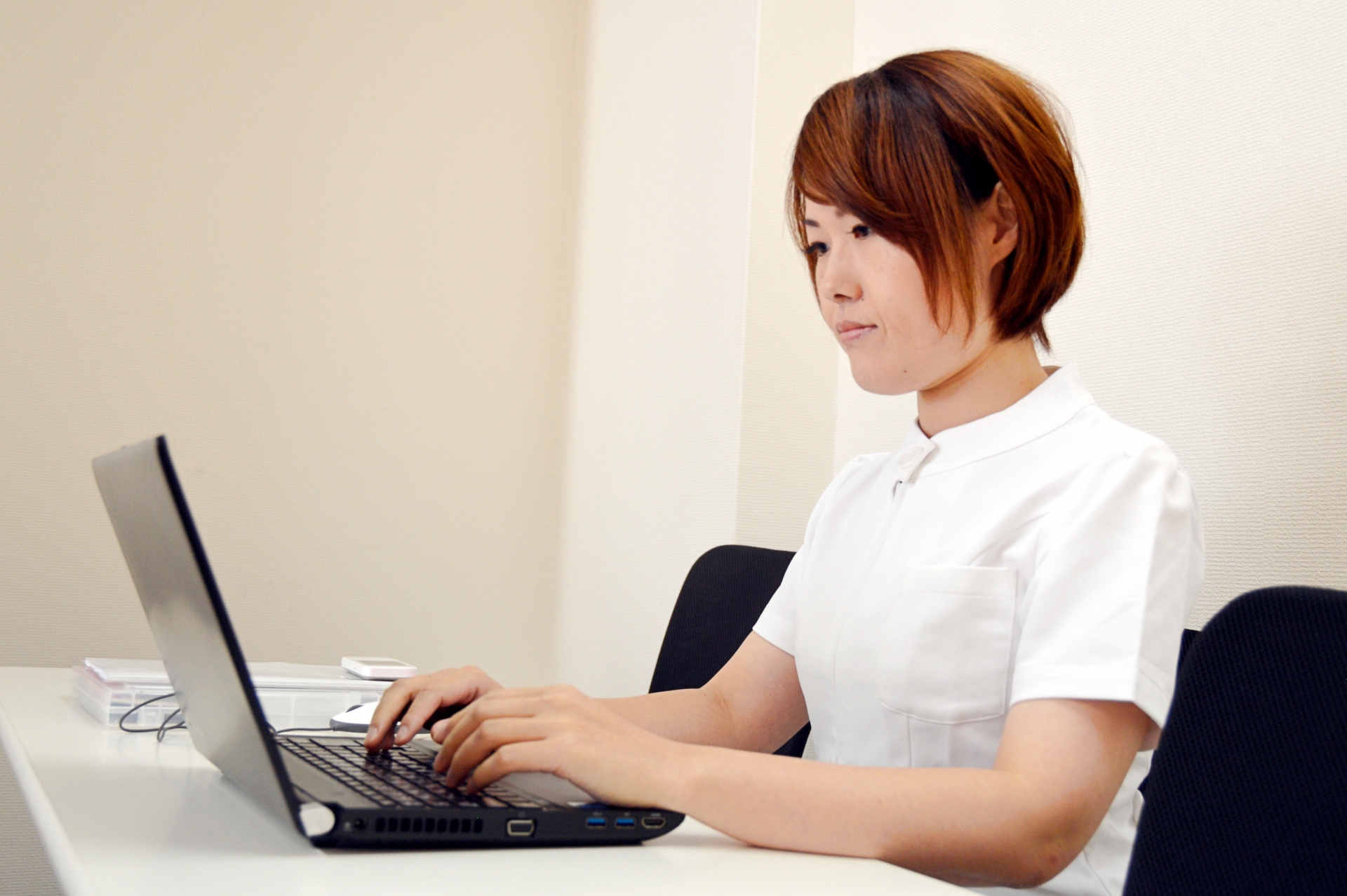 パソコン作業をする介護職の人