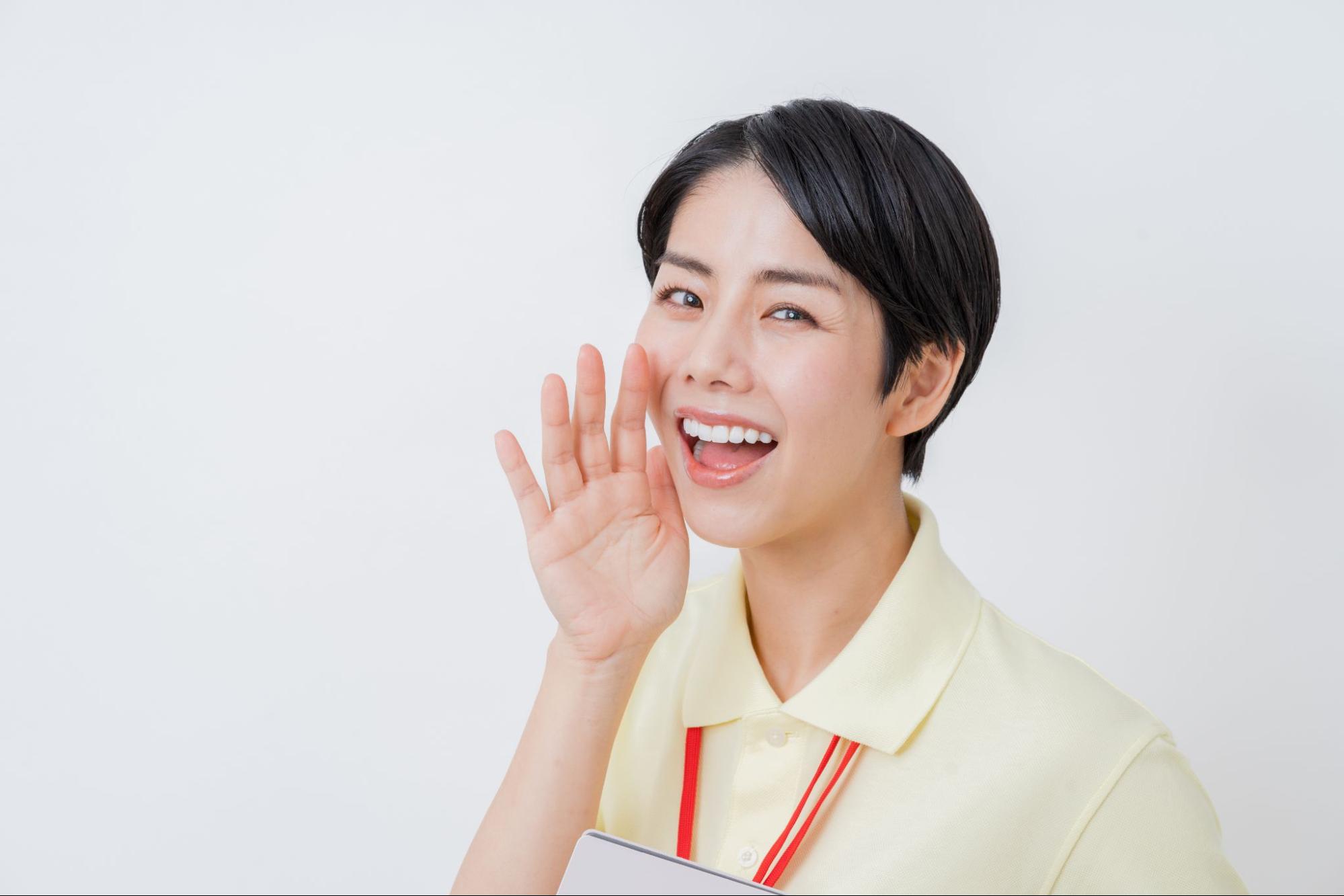 呼びかけるポーズの女性