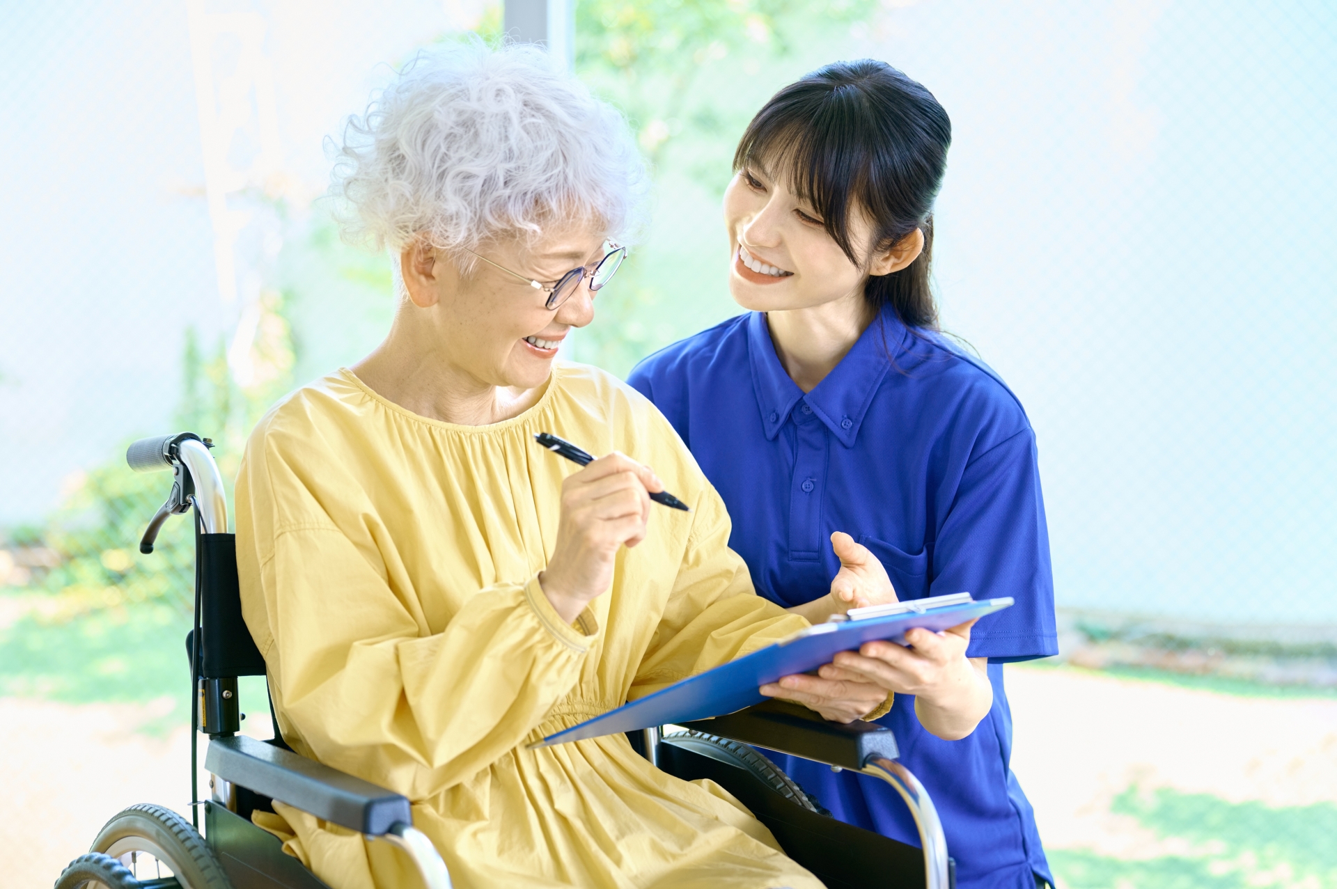 介護士と高齢者