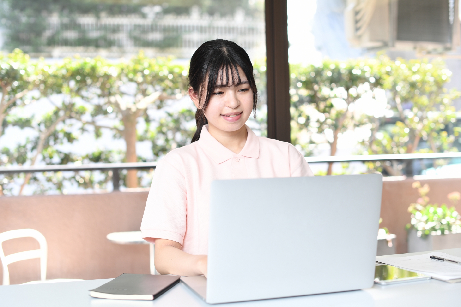 パソコン操作をする女性スタッフ