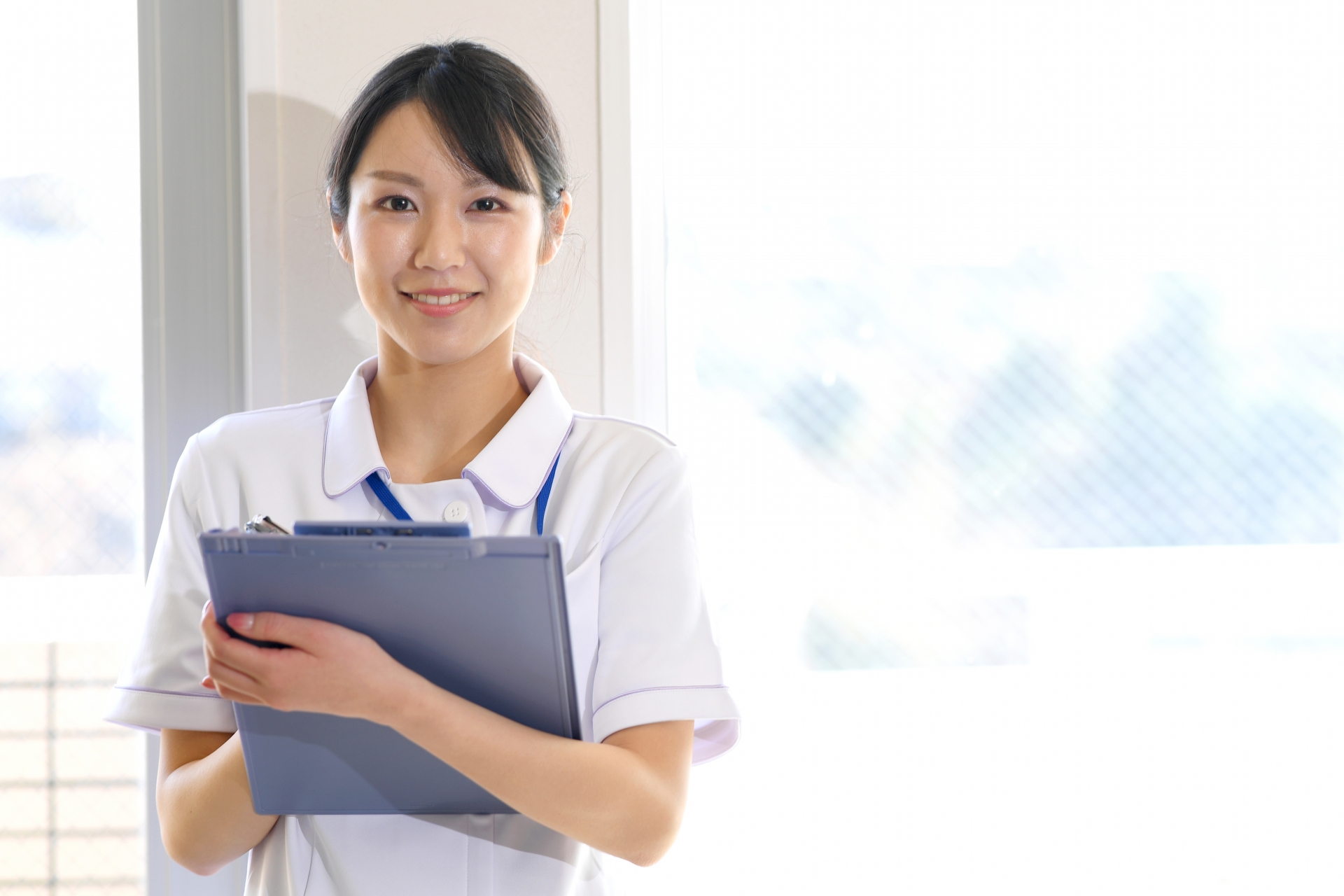 屋内にいる笑顔の医療従事者の女性