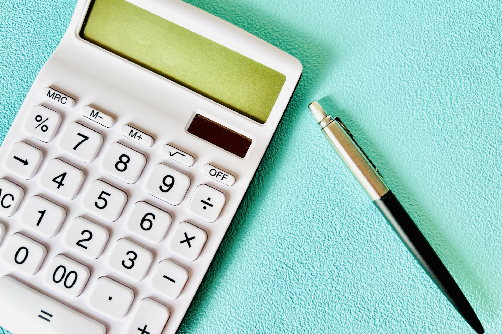 電卓とボールペン